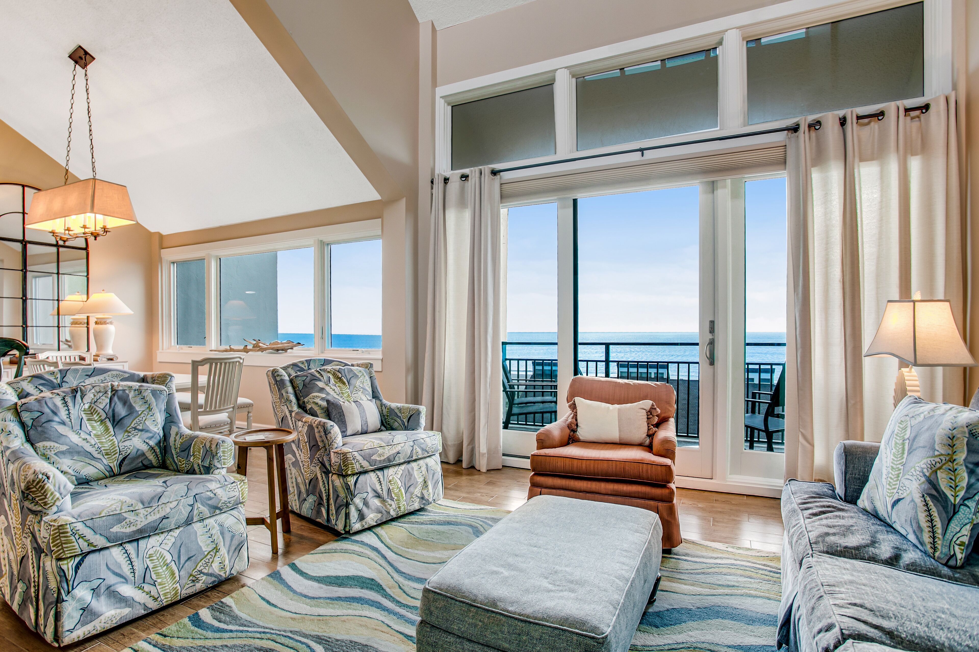 Condo, varias camas, patio, vista a la playa (1180 Beach Walker) | Área de sala de estar