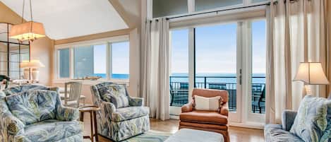 Condo, varias camas, patio, vista a la playa (1180 Beach Walker) | Área de sala de estar