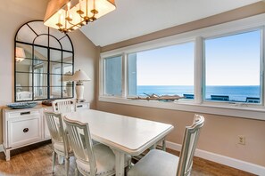 Appart'hôtel, plusieurs lits, patio, vue plage (1180 Beach Walker) | 2 chambres, décoration personnalisée, ameublement personnalisé