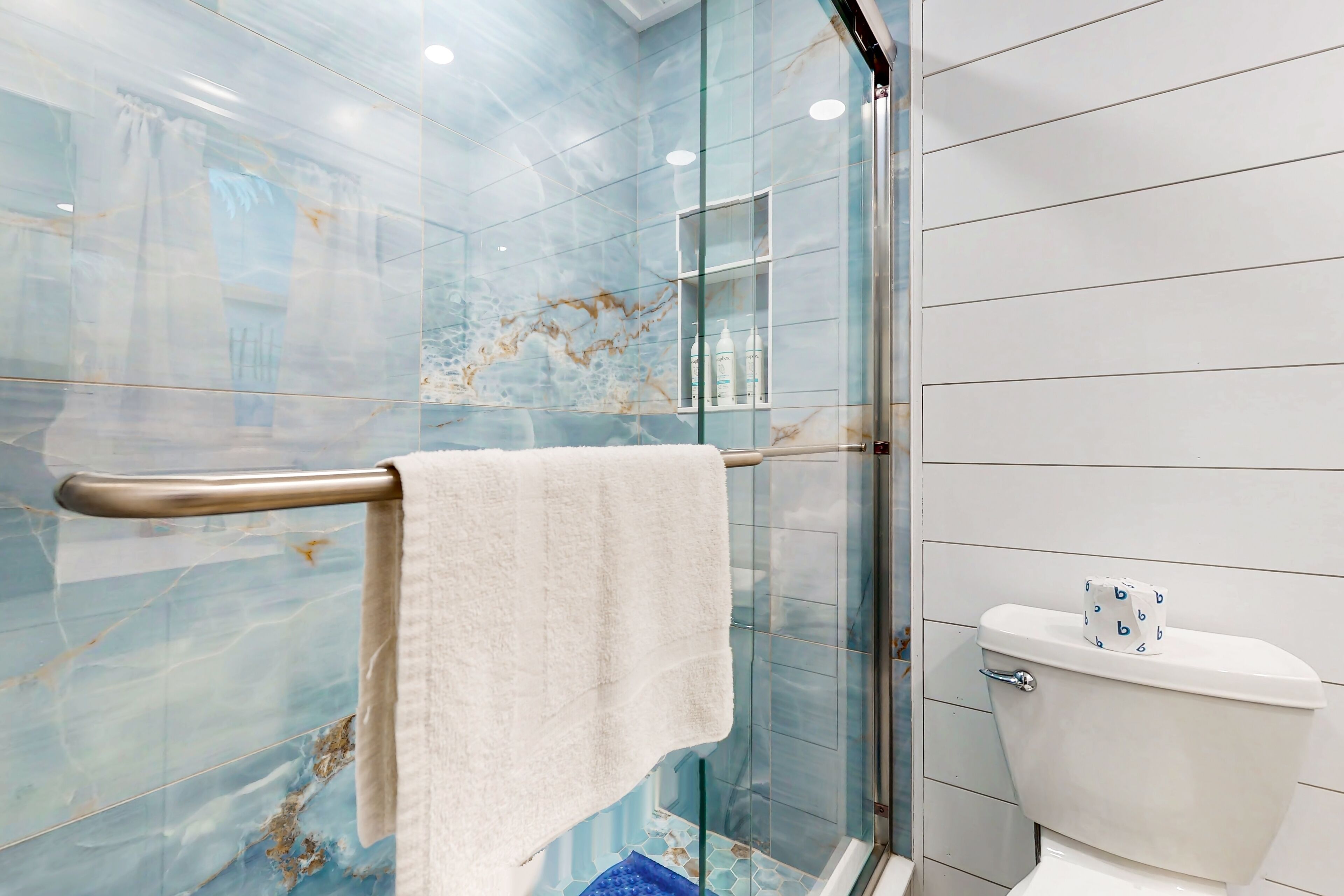 Casa, varias camas, patio, vista al jardín (212 Beach Getaway) | Baño | Toallas 