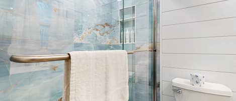 Maison, plusieurs lits, patio, vue jardin (212 Beach Getaway) | Salle de bain | Serviettes fournies