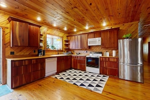 Private kitchen - Full 3 Ensuite Home in Fish Camp Community w/ Kayaks, Bikes and Boat Parking (Townsend)