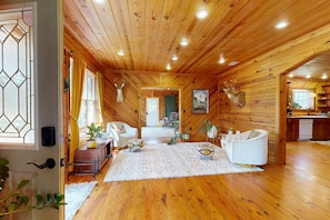 Lobby - Full 3 Ensuite Home in Fish Camp Community w/ Kayaks, Bikes and Boat Parking (Townsend)