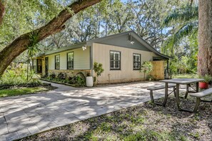 Outdoor dining - Gorgeous Coastal Getaway With Large Yard, Firepit, & Screened Porch (Fernandina Beach)