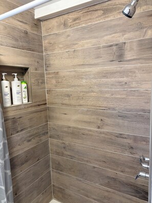 Suihku, hiustenkuivaaja, pyyhkeet, saippua