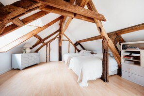 7 bedrooms, iron/ironing board, WiFi, bed sheets - Harmony Homes | Montereau - Pool, Jacuzzi & Tennis (Montereau)