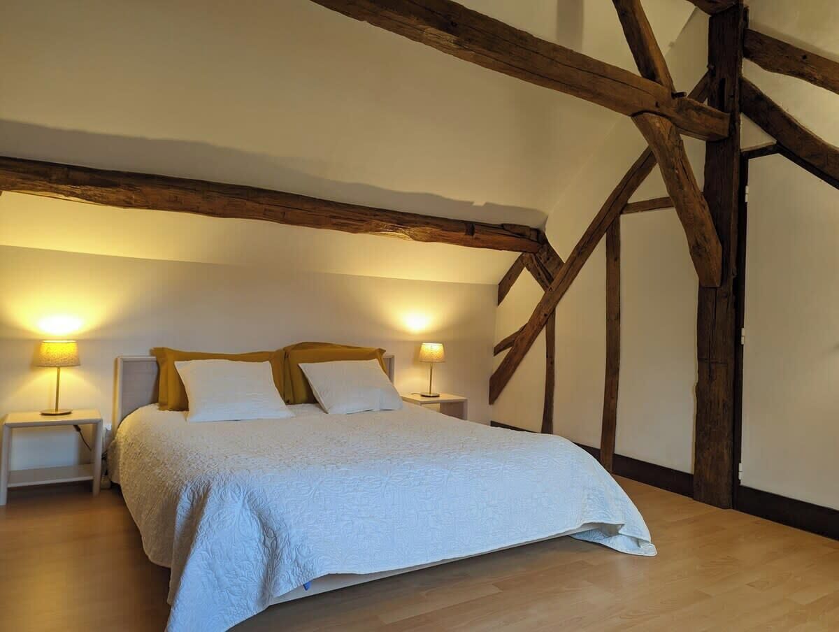 7 habitaciones, tabla de planchar con plancha, wifi y ropa de cama 