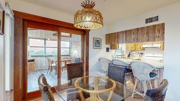 Ferienhaus, Mehrere Betten, Terrasse, eingeschränkter Meerblick (Seaside Cottage) | 3 Schlafzimmer, individuell dekoriert, individuell eingerichtet