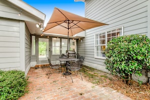 Outdoor dining - Relaxing, Dog-friendly Home With Furnished Patio, Washer/dryer, Wifi, & AC (St. Simons Island)
