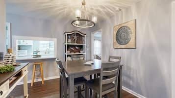 Condo, 1 giường cỡ king và sofa giường, sân hiên, quang cảnh hồ bơi (Island Square 401) | 1 phòng ngủ, trang trí khác biệt