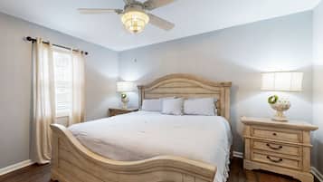 Condo, 1 giường cỡ king và sofa giường, sân hiên, quang cảnh hồ bơi (Island Square 401) | 1 phòng ngủ, trang trí khác biệt