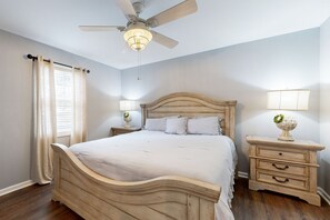 Condo, 1 giường cỡ king và sofa giường, sân hiên, quang cảnh hồ bơi (Island Square 401) | 1 phòng ngủ, trang trí khác biệt 