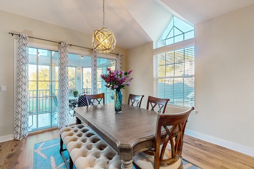 Spacious Condo With Pool, hot tub and Private Washer/dryer