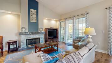 Kondominium, Beberapa Tempat Tidur, hot tub, pemandangan kolam renang (Eagle's View Retreat) | Area keluarga