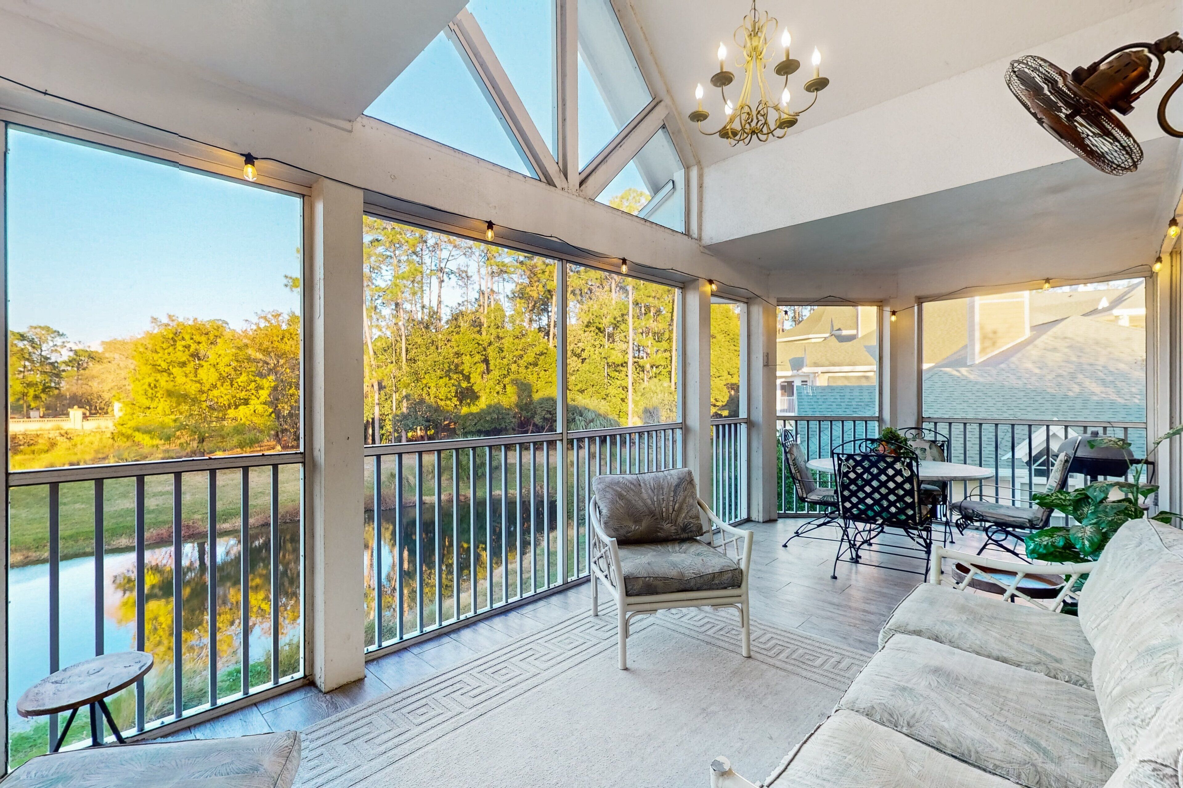 公寓客房, 多張床, 熱水浴缸, 泳池景 (Eagle's View Retreat) | 客廳