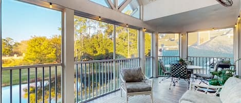 Apartment, Mehrere Betten, Whirlpool, Poolblick (Eagle's View Retreat) | Wohnbereich