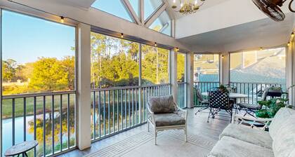 Spacious Condo With Pool, hot tub and Private Washer/dryer