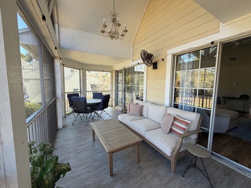 Spacious Condo With Pool, hot tub and Private Washer/dryer