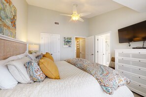 公寓式客房, 多张床, 露台, 海洋景观 (712 Sailmaker) | 3 多间卧室、特色装修、特色家居、床单