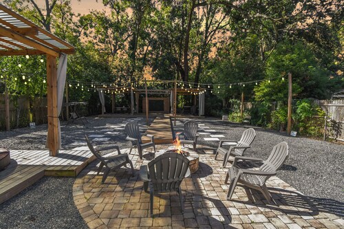 Downtown Jacksonville Retreat Pet-friendly With Hot Tub & Backyard Oasis