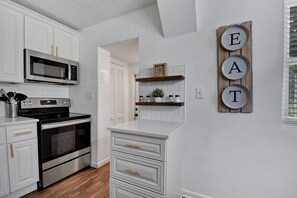 Nhà, nhiều giường, bồn tắm nước nóng, quang cảnh vườn (The Dancy House) | Bếp riêng