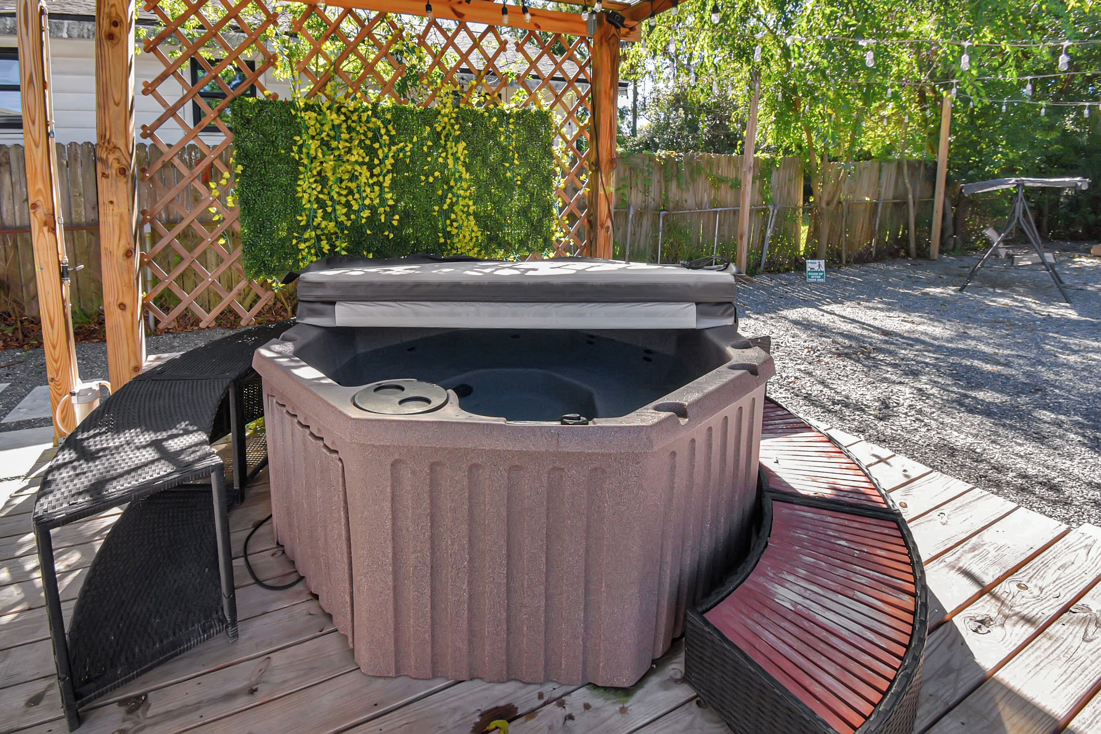 Ein Whirlpool mit Holzterrasse und Gitterstruktur.