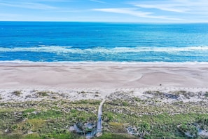 Beach nearby - Oceanfront Condo With Balcony, AC, Views & Outdoor Pool - Dog-friendly (Fernandina Beach)