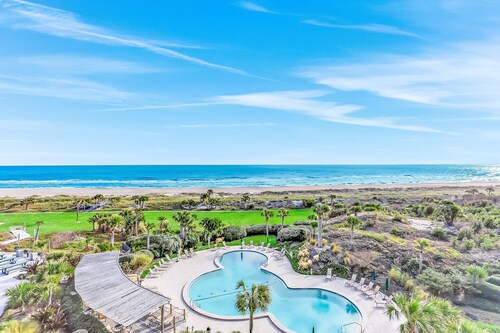 Oceanfront Condo With Balcony, AC, Views & Outdoor Pool - Dog-friendly