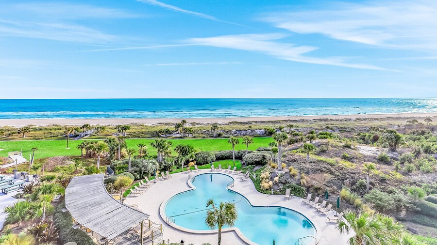 Oceanfront Condo With Balcony, AC, Views & Outdoor Pool - Dog-friendly