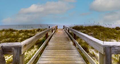Ocean-view Condo With Pool, Balcony, AC & W/D - Walk to Beach & Near Downtown