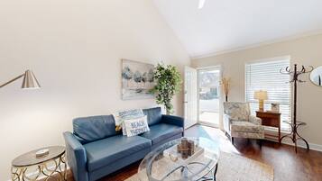 Condo, nhiều giường, sân hiên, quang cảnh vườn (Beach Therapy) | Khu phòng khách