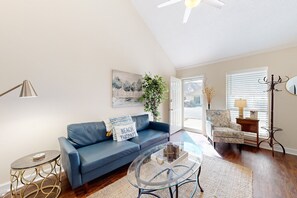 Condo, nhiều giường, sân hiên, quang cảnh vườn (Beach Therapy) | Khu phòng khách