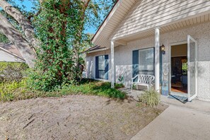 Exterior - Spacious Centrally Located Condo With Patio, Open Layout, Smart Tvs, AC, & W/D (St. Simons Island)