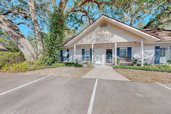 Exterior - Spacious Centrally Located Condo With Patio, Open Layout, Smart Tvs, AC, & W/D (St. Simons Island)