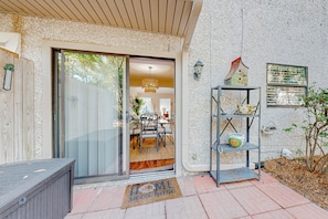 Outdoor dining - Spacious Centrally Located Condo With Patio, Open Layout, Smart Tvs, AC, & W/D (St. Simons Island)