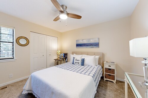 Spacious Centrally Located Condo With Patio, Open Layout, Smart Tvs, AC, & W/D