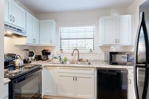 Condo, nhiều giường, sân hiên, quang cảnh vườn (Beach Therapy) | Bếp riêng