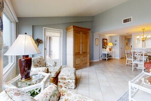 Interior - Oceanfront Condo With Spacious Balcony, Great Views, AC & Outdoor Pooloc (Fernandina Beach)