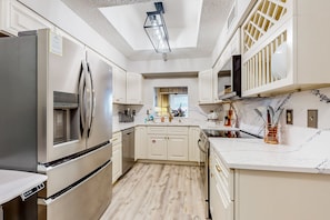 Appart'hôtel, plusieurs lits, accès piscine, vue océan (Ocean Breeze Retreat) | Cuisine privée