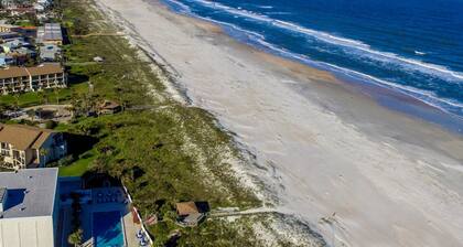 Spacious 2BR Resort Condo Beach, Hot Tubs & Family-friendly Fun