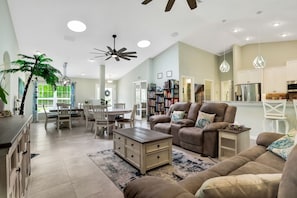 Nhà, nhiều giường, bồn tắm nước nóng, quang cảnh vườn (Family Fun Getaway) | Khu phòng khách