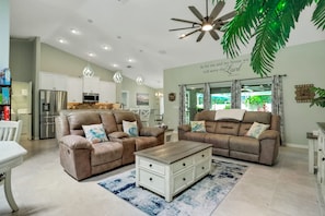 Nhà, nhiều giường, bồn tắm nước nóng, quang cảnh vườn (Family Fun Getaway) | Khu phòng khách