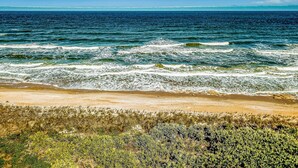 Pantai berhampiran 