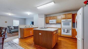 House, Multiple Beds, Patio, Garden View (The Buckingham Palace) | Private kitchen