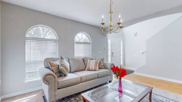 House, Multiple Beds, Patio, Garden View (The Buckingham Palace) | Living area