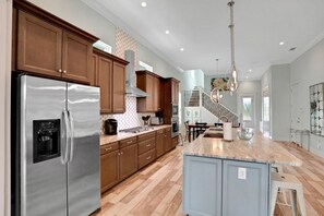 House, Multiple Beds, Pool Access, Pool View (Deja Blu) | Private kitchen - Palm-surrounded Stunner With Enclosed Pool & Water Views - Dog-friendly (Palm Coast)