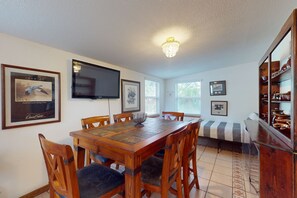 House, Multiple Beds, Patio, Garden View (Hydrangea Oasis) - Spacious Pet -friendly Home w/ Fenced in Yard and Close to The Beach (St. Augustine)