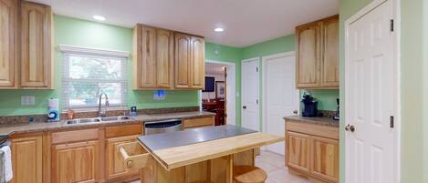 House, Multiple Beds, Patio, Garden View (Hydrangea Oasis) | Private kitchen