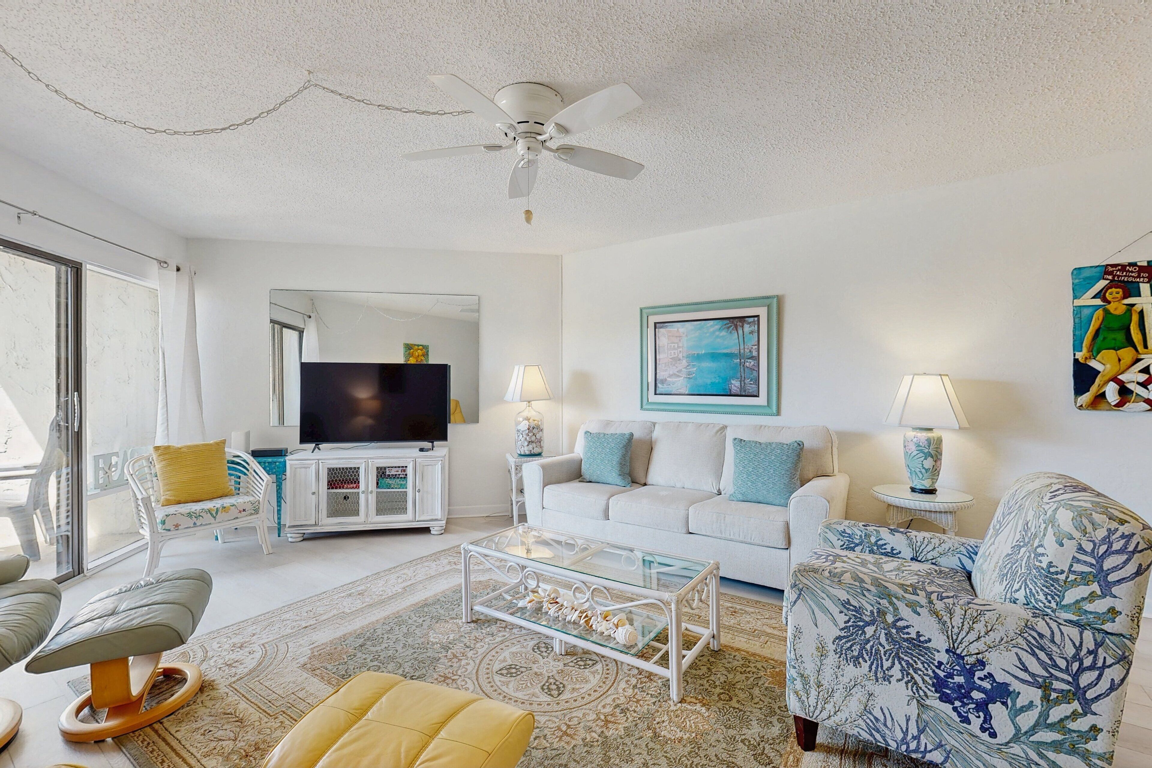 Apartamento, varias camas, patio, vistas a la playa (Surf in STA) | Zona de estar