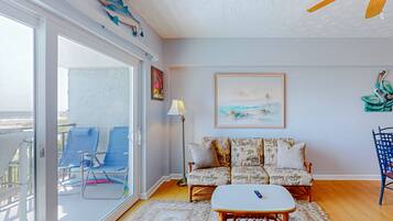 Apartment, Mehrere Betten, Poolzugang, Meerblick (Jacksonville OceanFront Retreat) | Wohnbereich